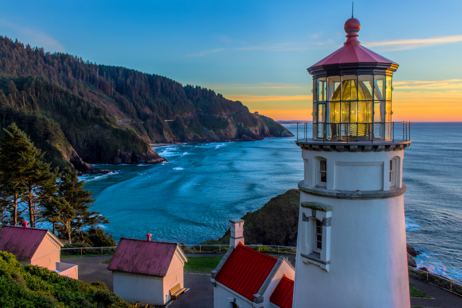 Luminous Spirits at Heceta Head Lighthouse – GHOSTLANDIA